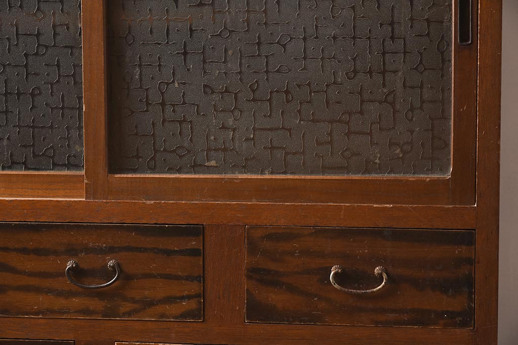 アンティーク家具　昭和中期　モールガラス　個性的なガラスの模様が目を惹く戸棚(収納棚、食器棚、キャビネット)(R-040631)
