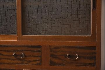 アンティーク家具　昭和中期　モールガラス　個性的なガラスの模様が目を惹く戸棚(収納棚、食器棚、キャビネット)(R-040631)