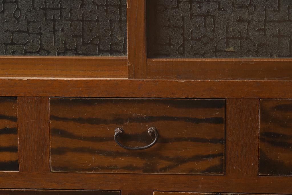 アンティーク家具　昭和中期　モールガラス　個性的なガラスの模様が目を惹く戸棚(収納棚、食器棚、キャビネット)(R-040631)