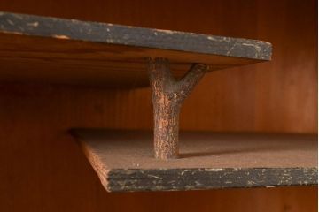 アンティーク家具　栓材　透かし入り　シックな雰囲気漂う組み立てタンス・上段(収納棚、リビングボード、テレビ台)(R-040633)