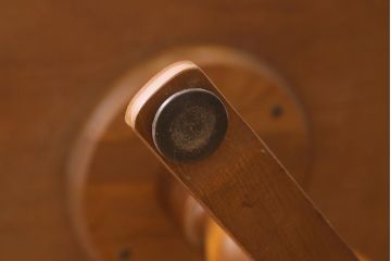 中古　ヴィンテージ家具　飛騨産業　穂高シリーズ　キツツキマーク　洗練された佇まいが魅力的な丸テーブル(ダイニングテーブル、カフェテーブル、ラウンドテーブル、ビンテージ)(R-040642)