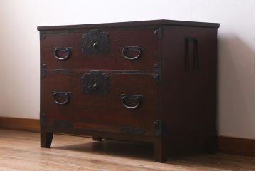 アンティーク家具　和製アンティーク　リメイク　漆塗り　味わい深い佇まいがおしゃれな脚付き箪笥ローボード(時代箪笥、テレビ台、チェスト)(R-040648)