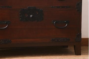 アンティーク家具　和製アンティーク　リメイク　漆塗り　味わい深い佇まいがおしゃれな脚付き箪笥ローボード(時代箪笥、テレビ台、チェスト)(R-040648)