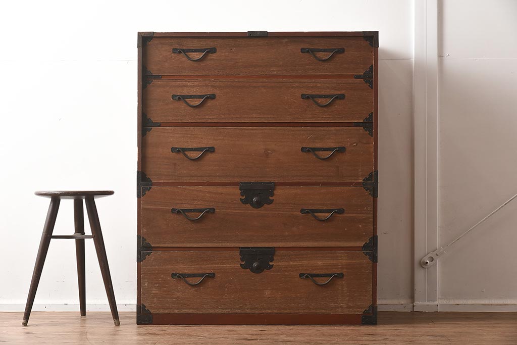 アンティーク家具　和製アンティーク　明治大正期　前面桐材　木肌と金具のコントラストが素敵な衣装箪笥(時代箪笥、引き出し、チェスト、桐箪笥、桐たんす)(R-040653)