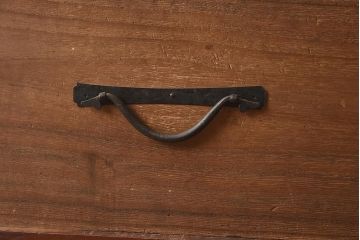 アンティーク家具　和製アンティーク　明治大正期　前面桐材　木肌と金具のコントラストが素敵な衣装箪笥(時代箪笥、引き出し、チェスト、桐箪笥、桐たんす)(R-040653)