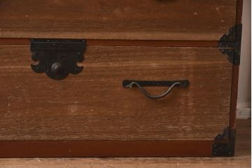 アンティーク家具　和製アンティーク　明治大正期　前面桐材　木肌と金具のコントラストが素敵な衣装箪笥(時代箪笥、引き出し、チェスト、桐箪笥、桐たんす)(R-040653)