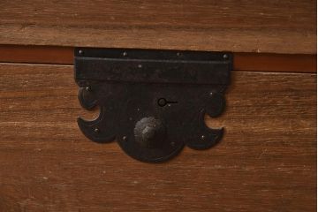 アンティーク家具　和製アンティーク　明治大正期　前面桐材　木肌と金具のコントラストが素敵な衣装箪笥(時代箪笥、引き出し、チェスト、桐箪笥、桐たんす)(R-040653)