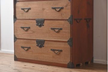 アンティーク家具　和製アンティーク　明治大正期　前面桐材　木肌と金具のコントラストが素敵な衣装箪笥(時代箪笥、引き出し、チェスト、桐箪笥、桐たんす)(R-040653)