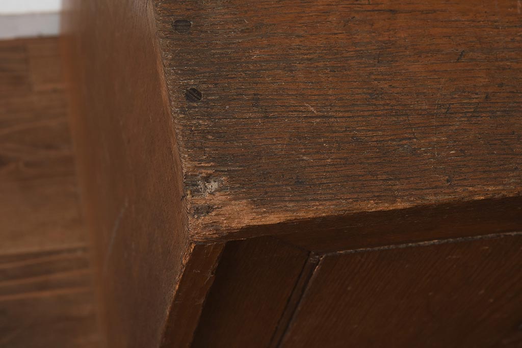 レトロ家具　昭和初期　栓材　レトロな雰囲気漂う倹飩扉の収納箱(収納棚、戸棚)(R-040658)