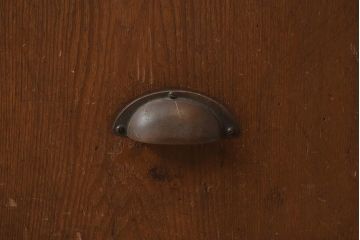 レトロ家具　昭和初期　栓材　レトロな雰囲気漂う倹飩扉の収納箱(収納棚、戸棚)(R-040658)