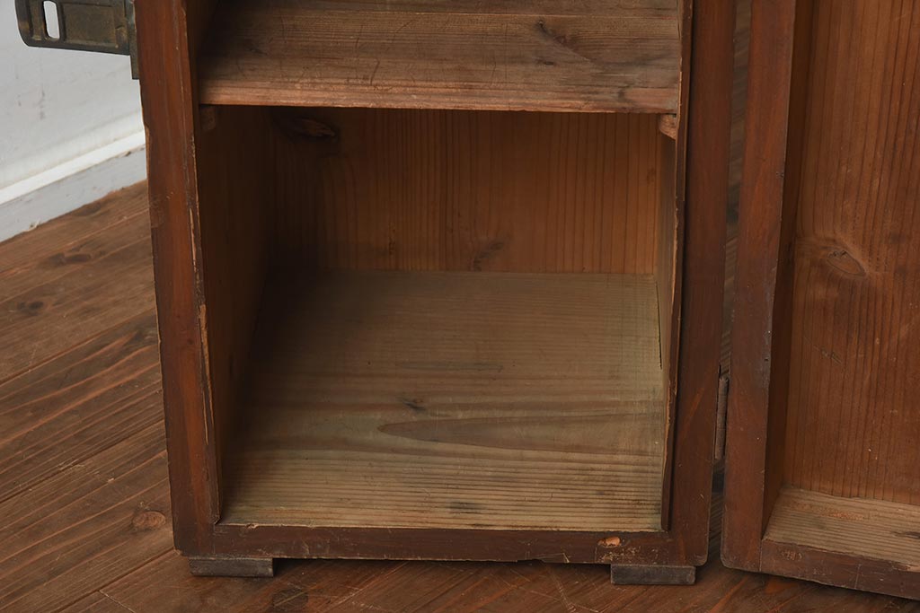 アンティーク家具　和製アンティーク　昭和初期　使い込まれた風合いがレトロな収納棚(戸棚、キャビネット)(R-040662)