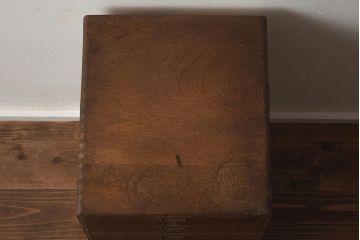 レトロ家具　昭和レトロ　昭和中期　ネームプレート付き　ナラ材の特徴的な木味が趣溢れる小引き出し(小物収納、サイドチェスト、引き出し)(R-040665)