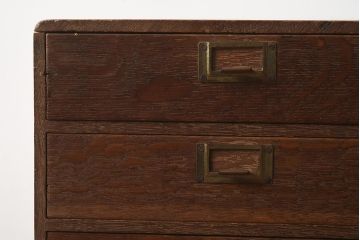 レトロ家具　昭和レトロ　昭和中期　ネームプレート付き　ナラ材の特徴的な木味が趣溢れる小引き出し(小物収納、サイドチェスト、引き出し)(R-040665)