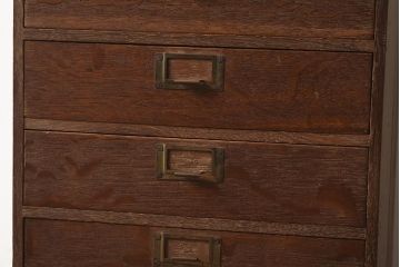 レトロ家具　昭和レトロ　昭和中期　ネームプレート付き　ナラ材の特徴的な木味が趣溢れる小引き出し(小物収納、サイドチェスト、引き出し)(R-040665)