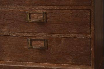 レトロ家具　昭和レトロ　昭和中期　ネームプレート付き　ナラ材の特徴的な木味が趣溢れる小引き出し(小物収納、サイドチェスト、引き出し)(R-040665)