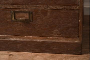 レトロ家具　昭和レトロ　昭和中期　ネームプレート付き　ナラ材の特徴的な木味が趣溢れる小引き出し(小物収納、サイドチェスト、引き出し)(R-040665)