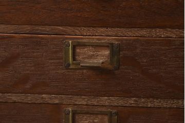 レトロ家具　昭和レトロ　昭和中期　ネームプレート付き　ナラ材の特徴的な木味が趣溢れる小引き出し(小物収納、サイドチェスト、引き出し)(R-040665)