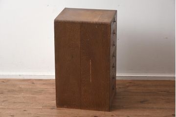 レトロ家具　昭和レトロ　昭和中期　ネームプレート付き　ナラ材の特徴的な木味が趣溢れる小引き出し(小物収納、サイドチェスト、引き出し)(R-040665)