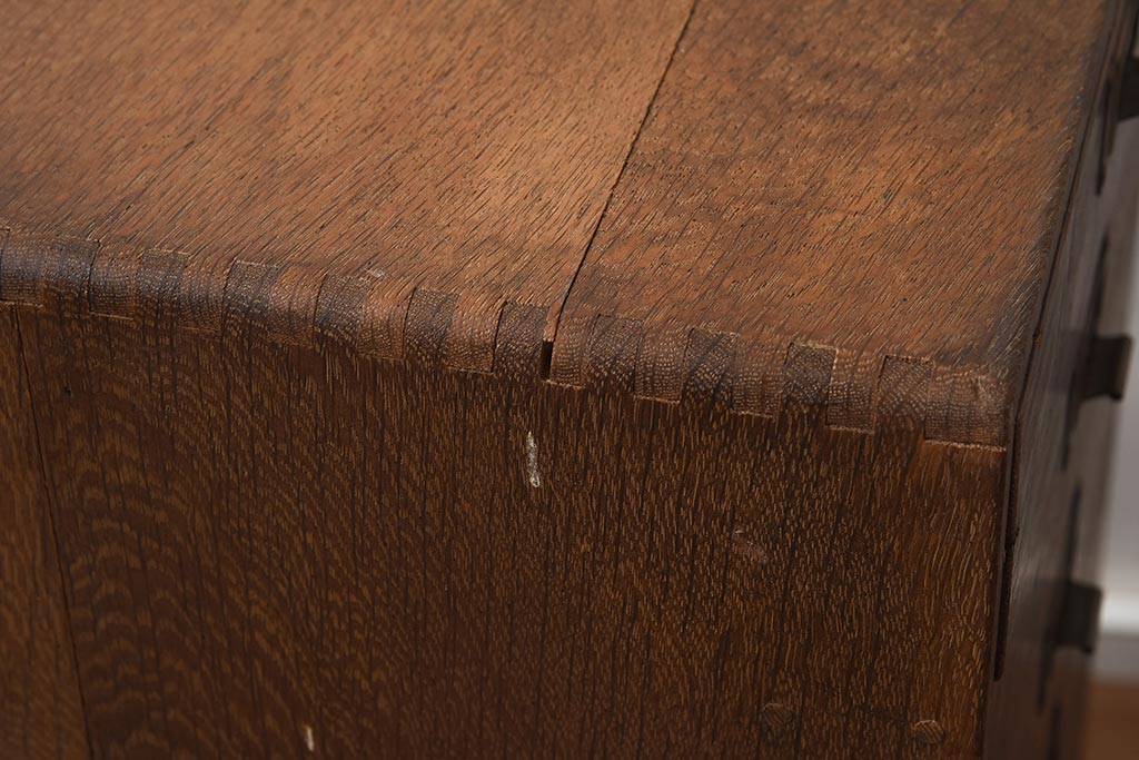 レトロ家具　昭和レトロ　昭和中期　ネームプレート付き　ナラ材の特徴的な木味が趣溢れる小引き出し(小物収納、サイドチェスト、引き出し)(R-040665)