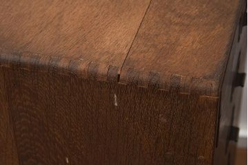 レトロ家具　昭和レトロ　昭和中期　ネームプレート付き　ナラ材の特徴的な木味が趣溢れる小引き出し(小物収納、サイドチェスト、引き出し)(R-040665)