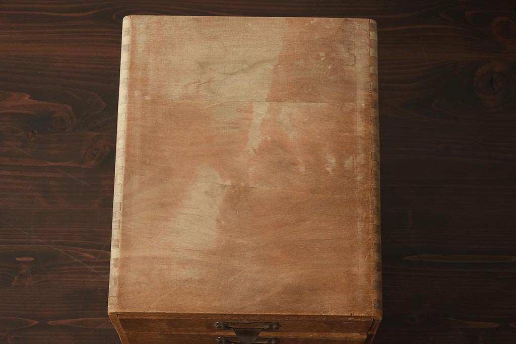 レトロ家具　昭和中期　ナラ材　ネームプレート付き　古い木の風合いが温かみのある小引き出し(小物収納)(R-040673)