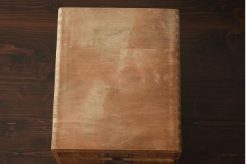 レトロ家具　昭和中期　ナラ材　ネームプレート付き　古い木の風合いが温かみのある小引き出し(小物収納)(R-040673)