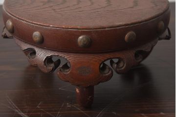 アンティーク雑貨　上手物　総ケヤキ材　彫刻が目を引く丸型の花台(飾り台、盆栽卓)(R-040675)