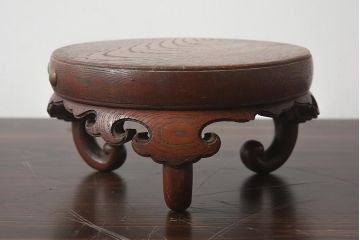 アンティーク雑貨　上手物　総ケヤキ材　彫刻が目を引く丸型の花台(飾り台、盆栽卓)(R-040675)