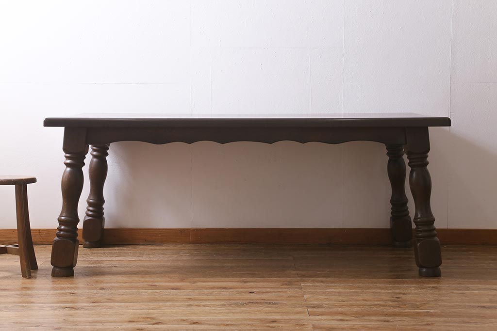 ヴィンテージ家具　輸入家具　オーク材　重厚なデザインが目を引くオランダ製のダイニングテーブル(定価約25万円)(4人掛け、6人掛け、ビンテージ)(R-040680)