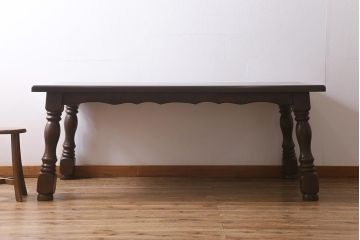 ヴィンテージ家具　輸入家具　オーク材　重厚なデザインが目を引くオランダ製のダイニングテーブル(定価約25万円)(4人掛け、6人掛け、ビンテージ)(R-040680)