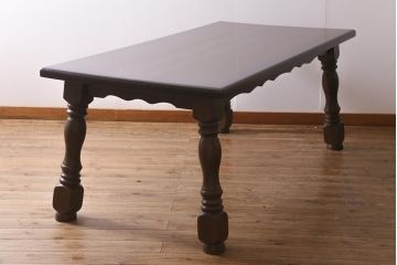 ヴィンテージ家具　輸入家具　オーク材　重厚なデザインが目を引くオランダ製のダイニングテーブル(定価約25万円)(4人掛け、6人掛け、ビンテージ)(R-040680)