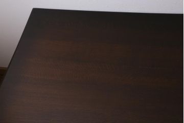 ヴィンテージ家具　輸入家具　オーク材　重厚なデザインが目を引くオランダ製のダイニングテーブル(定価約25万円)(4人掛け、6人掛け、ビンテージ)(R-040680)