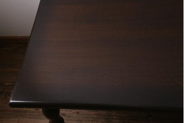 ヴィンテージ家具　輸入家具　オーク材　重厚なデザインが目を引くオランダ製のダイニングテーブル(定価約25万円)(4人掛け、6人掛け、ビンテージ)(R-040680)