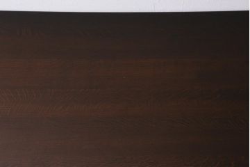ヴィンテージ家具　輸入家具　オーク材　重厚なデザインが目を引くオランダ製のダイニングテーブル(定価約25万円)(4人掛け、6人掛け、ビンテージ)(R-040680)
