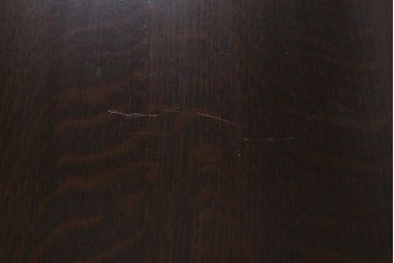 ヴィンテージ家具　輸入家具　オーク材　重厚なデザインが目を引くオランダ製のダイニングテーブル(定価約25万円)(4人掛け、6人掛け、ビンテージ)(R-040680)