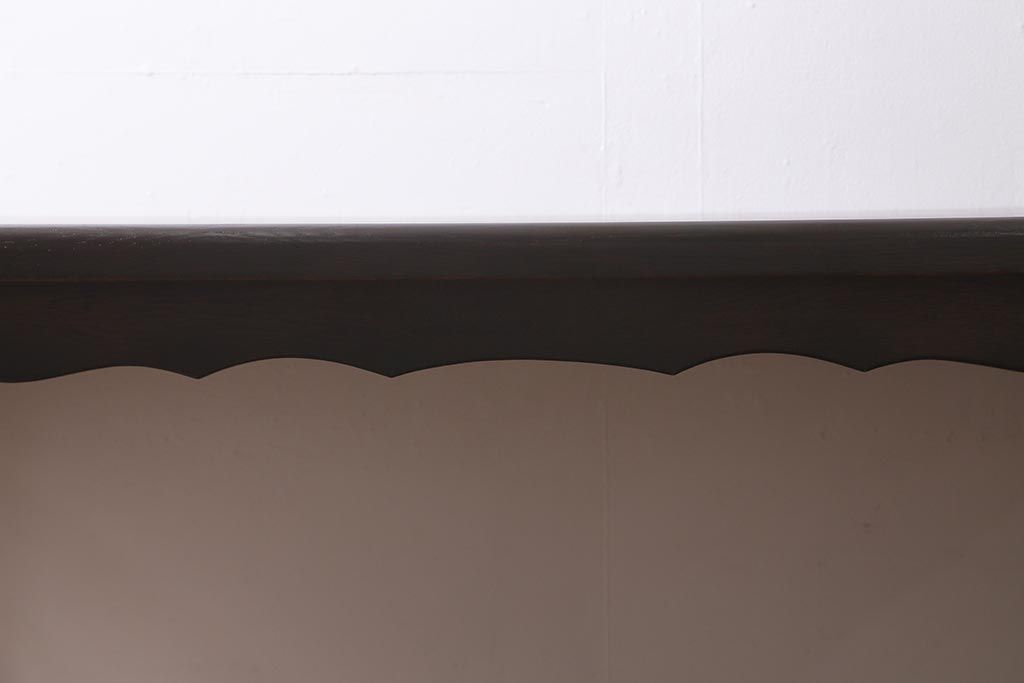 ヴィンテージ家具　輸入家具　オーク材　重厚なデザインが目を引くオランダ製のダイニングテーブル(定価約25万円)(4人掛け、6人掛け、ビンテージ)(R-040680)