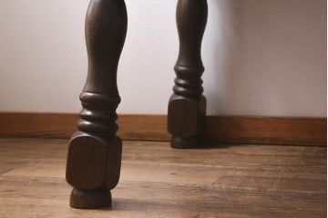 ヴィンテージ家具　輸入家具　オーク材　重厚なデザインが目を引くオランダ製のダイニングテーブル(定価約25万円)(4人掛け、6人掛け、ビンテージ)(R-040680)