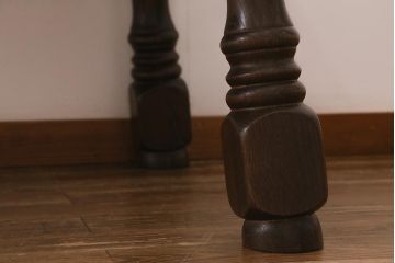 ヴィンテージ家具　輸入家具　オーク材　重厚なデザインが目を引くオランダ製のダイニングテーブル(定価約25万円)(4人掛け、6人掛け、ビンテージ)(R-040680)