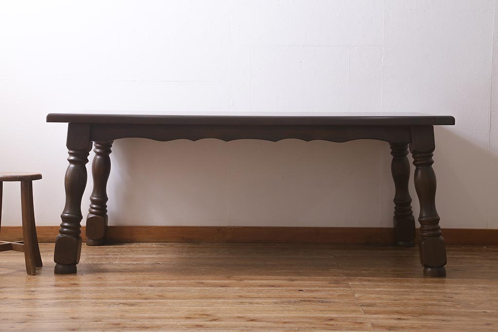 ヴィンテージ家具　輸入家具　オーク材　重厚なデザインが目を引くオランダ製のダイニングテーブル(定価約25万円)(4人掛け、6人掛け、ビンテージ)(R-040680)