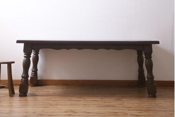 ヴィンテージ家具　輸入家具　オーク材　重厚なデザインが目を引くオランダ製のダイニングテーブル(定価約25万円)(4人掛け、6人掛け、ビンテージ)(R-040680)