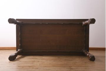 ヴィンテージ家具　輸入家具　オーク材　重厚なデザインが目を引くオランダ製のダイニングテーブル(定価約25万円)(4人掛け、6人掛け、ビンテージ)(R-040680)