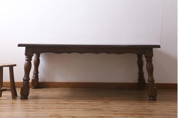 ヴィンテージ家具　輸入家具　オーク材　重厚なデザインが目を引くオランダ製のダイニングテーブル(定価約25万円)(4人掛け、6人掛け、ビンテージ)(R-040681)