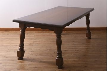 ヴィンテージ家具　輸入家具　オーク材　重厚なデザインが目を引くオランダ製のダイニングテーブル(定価約25万円)(4人掛け、6人掛け、ビンテージ)(R-040681)