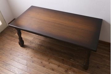 ヴィンテージ家具　輸入家具　オーク材　重厚なデザインが目を引くオランダ製のダイニングテーブル(定価約25万円)(4人掛け、6人掛け、ビンテージ)(R-040681)