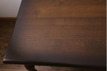ヴィンテージ家具　輸入家具　オーク材　重厚なデザインが目を引くオランダ製のダイニングテーブル(定価約25万円)(4人掛け、6人掛け、ビンテージ)(R-040681)