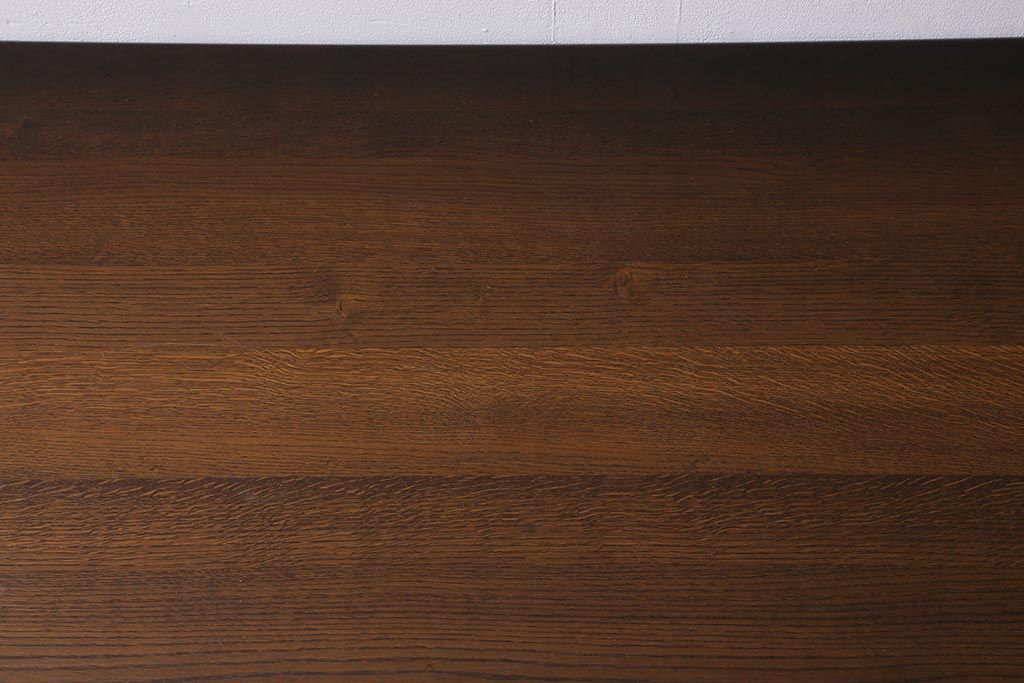 ヴィンテージ家具　輸入家具　オーク材　重厚なデザインが目を引くオランダ製のダイニングテーブル(定価約25万円)(4人掛け、6人掛け、ビンテージ)(R-040681)