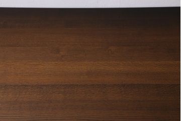 ヴィンテージ家具　輸入家具　オーク材　重厚なデザインが目を引くオランダ製のダイニングテーブル(定価約25万円)(4人掛け、6人掛け、ビンテージ)(R-040681)