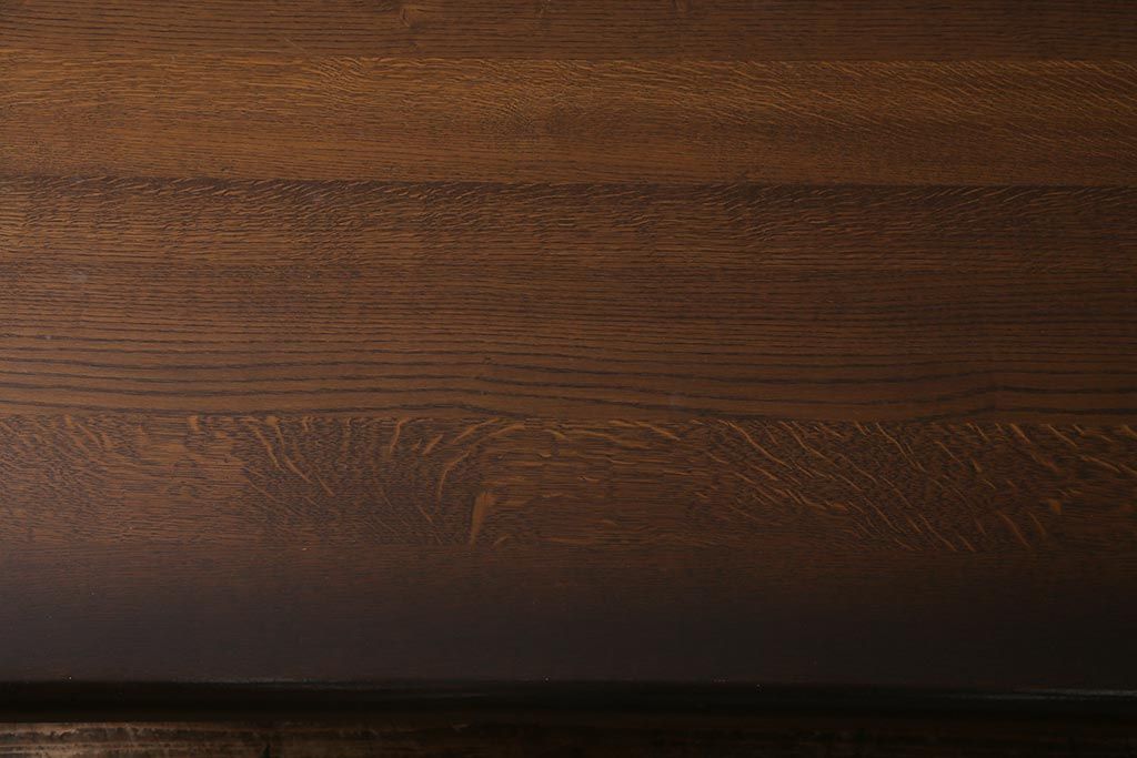 ヴィンテージ家具　輸入家具　オーク材　重厚なデザインが目を引くオランダ製のダイニングテーブル(定価約25万円)(4人掛け、6人掛け、ビンテージ)(R-040681)