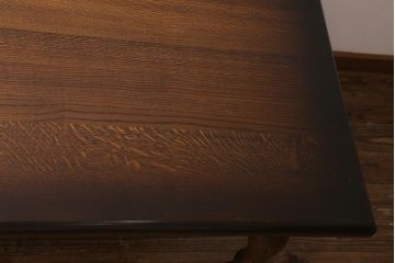 ヴィンテージ家具　輸入家具　オーク材　重厚なデザインが目を引くオランダ製のダイニングテーブル(定価約25万円)(4人掛け、6人掛け、ビンテージ)(R-040681)