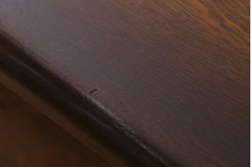 ヴィンテージ家具　輸入家具　オーク材　重厚なデザインが目を引くオランダ製のダイニングテーブル(定価約25万円)(4人掛け、6人掛け、ビンテージ)(R-040681)